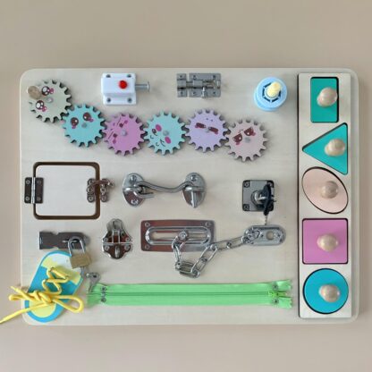 Busy board - puidust tegelustahvel