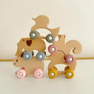 Nimeline puidust loomakujuline mänguauto
