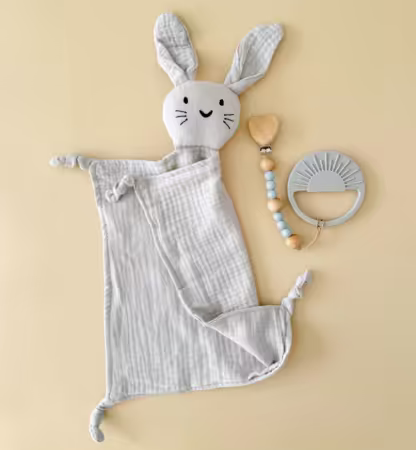 Komplekt beebile - kaisutekk "Jänku", lutikett ja närimislelu - Image 5