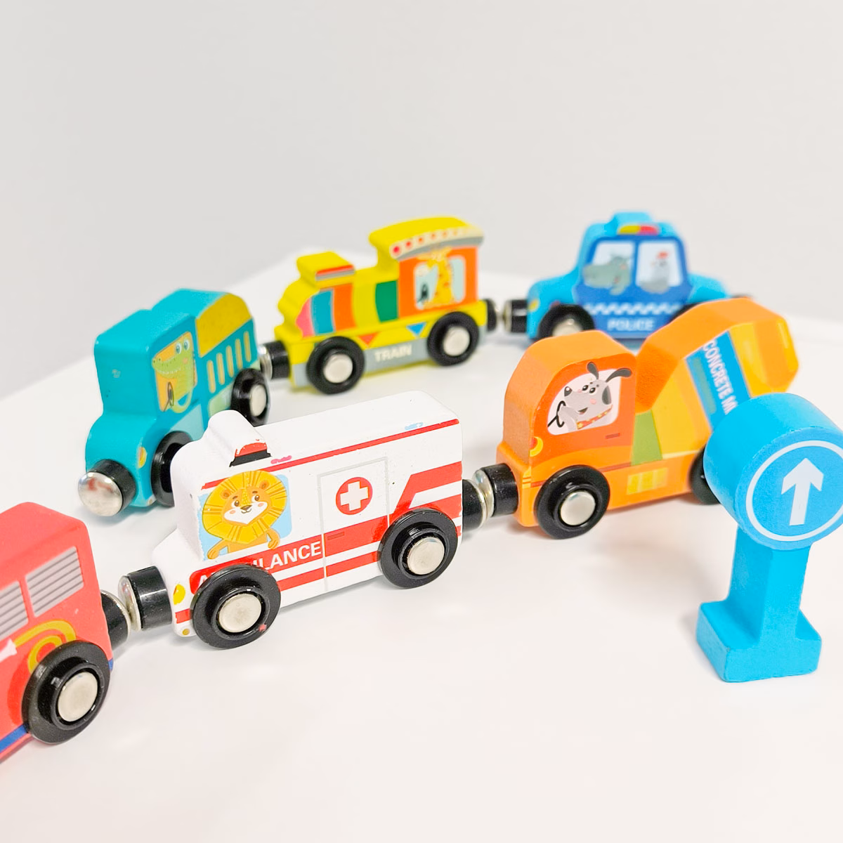 Puidust autod magnetühenduste ja liiklusmärkidega - Image 3